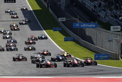 Старт гонки: Джейк Деннис, Prema Powerteam Dallara Mercedes-Benz перехватывает лидерство у Феликса Р