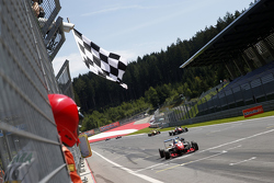 Победитель гонки Джейк Деннис, Prema Powerteam Dallara Mercedes-Benz
