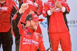 Ganador de la carrera Regan Smith, JR Motorsports Chevrolet