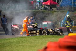 A Lotus de Pastor Maldonado, Lotus F1 Team, após a batida no primeiro treino livre