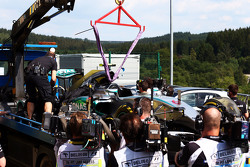El Mercedes AMG F1 W06 de Nico Rosberg, de Mercedes AMG F1 llevado a los pits en la parte posterior