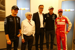 Nico Rosberg, Mercedes AMG F1; Bernie Ecclestone, Frank Hoffmann, directeur des programmes de RTL Television; Nico Hulkenberg, Sahara Force India F1; et Sebastian Vettel, Ferrari, alors que RTL annonce une prolongation de contrat pour les saisons 2016-2017