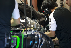 Les mécaniciens travaillent sur la McLaren MP4-30 de Fernando Alonso,