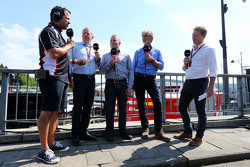 Ted Kravitz, Sky Sports Pitlane Reporter met Martin Brundle, Sky Sports Commentator; Johnny Herbert,
