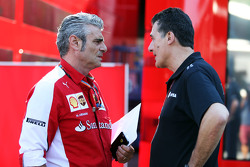 (De izquierda a derecha): Maurizio Arrivabene, director del equipo Ferrari con Federico Gastaldi, Lo