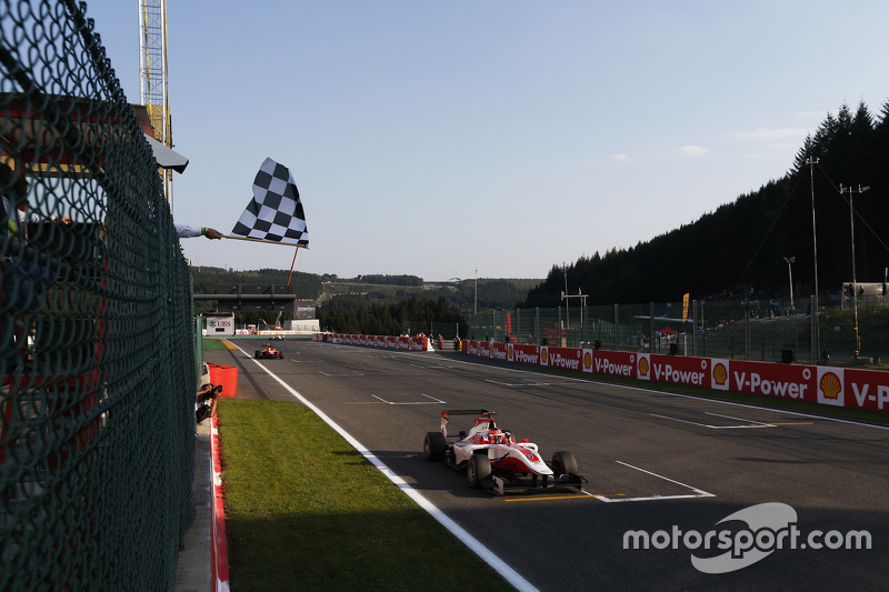 Race winnaar Esteban Ocon, ART Grand Prix