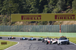 Il gruppo dietro la safety car.