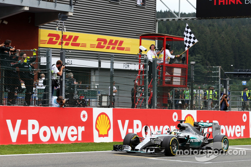 Ganador de la carrera Lewis Hamilton, de Mercedes AMG F1 W06 celebra y toma la bandera a cuadros al 