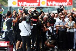 Romain Grosjean, Lotus F1 Team , celebra com a equipe no parque fechado