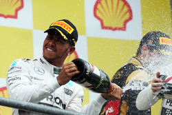 Ganador de la carrera Lewis Hamilton, Mercedes AMG F1 celebra en el podio