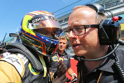 Пастор Мальдонадо, Lotus F1 Team на стартовой решетке и Марк Слейд, гоночный инженер Lotus F1 Team