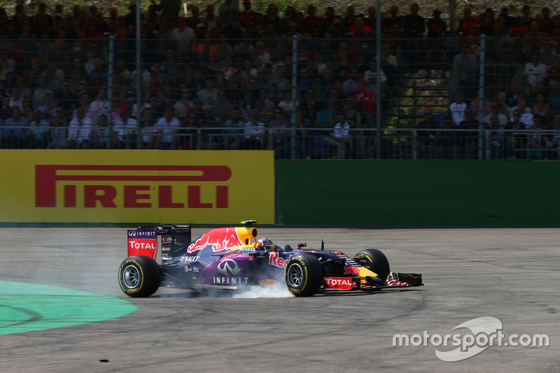 Daniil Kvyat, Red Bull Racing RB11 terkunci saat mengerem