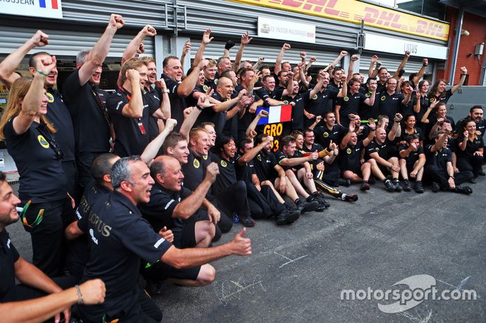 Romain Grosjean, de Lotus F1 Team celebra su tercera posición con el equipo