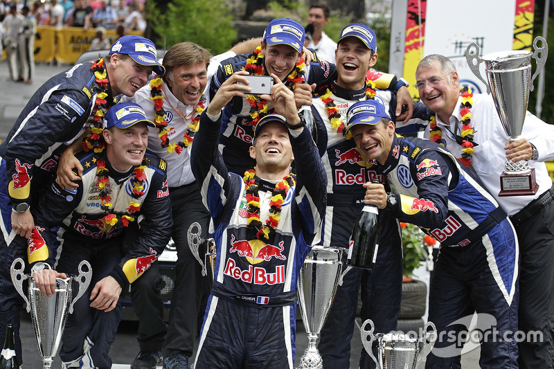 Podio: ganadores Sébastien Ogier y Julien Ingrassia, Volkswagen Polo WRC, Volkswagen Motorsport, el 