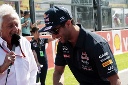 Daniel Ricciardo, Red Bull Racing con Bob Constanduros, giornalista e commentatore del circuito, alla parata dei piloti
