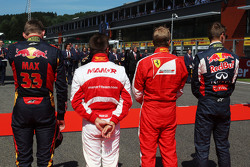 Max Verstappen, Scuderia Toro Rosso; Will Stevens, Manor F1 Team; Kimi Raikkonen, Ferrari; et Daniil Kvyat, Red Bull Racing alors que la grille écoute l'hymne national