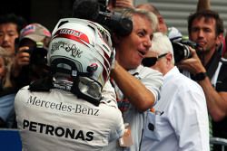 El ganador, Lewis Hamilton, Mercedes AMG F1 celebra con el equipo