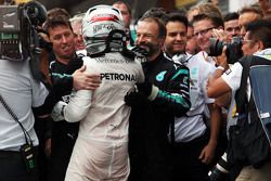 El ganador, Lewis Hamilton, Mercedes AMG F1 celebra con el equipo