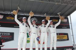 Yarış kazananı #911 Porsche Kuzey Amerika Porsche 911 RSR: Patrick Pilet, Nick Tandy ve ikinci #912 