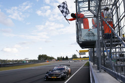 Pascal Wehrlein, HWA AG Mercedes-AMG C63 DTM se lleva la victoria