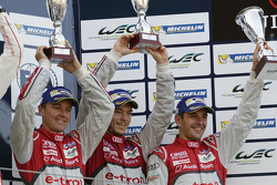 Overall podio: terzo posto #7 Audi Sport Team Joest Audi R18 e-tron quattro: Marcel Fässler, Andre L