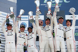 Podio: vincitori Timo Bernhard, Mark Webber, Brendon Hartley, Porsche Team, secondo posto Romain Dum