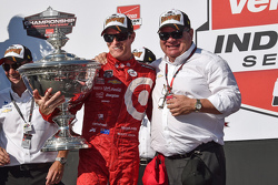 Le vainqueur de la course et champion IndyCar 2015 Scott Dixon, Chip Ganassi Racing Chevrolet avec Chip Ganassi