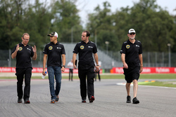 Пастор Мальдонадо, Lotus F1 Team и Марк Слэйд, гоночный инденер Lotus F1 Team