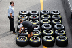 Mecánico de McLaren con los neumáticos Pirelli