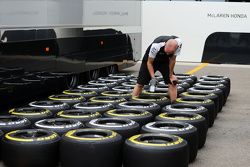 Механик McLaren с шинами Pirelli
