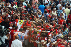 Sebastian Vettel, Ferrari firma autografi per i fans