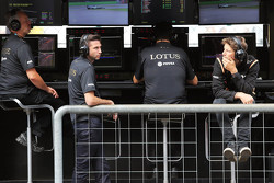 Пол Сиби, менеджер команды Lotus F1 Team, Мэттью Картер, генеральный директор Lotus F1 Team, Федерик