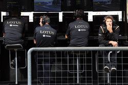 Paul Seaby, Team Manager Lotus F1 Team, Matthew Carter, Lotus F1 Team CEO, Federico Gastaldi, Lotus F1 Team, Vice-Directeur, and Romain Grosjean, Lotus F1 Team sur le muret des stands