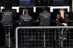 Пол Сиби, менеджер команды Lotus F1 Team, Мэттью Картер, генеральный директор Lotus F1 Team, Федерик