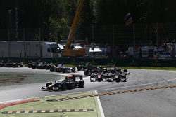 Pierre Gasly, DAMS leads Alex Lynn, DAMS and Stoffel Vandoorne, ART Grand Prix at the start