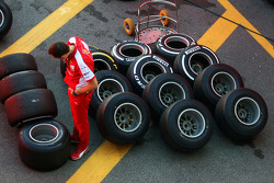 Механик Ferrari с шинами Pirelli