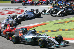 Lewis Hamilton, Mercedes AMG F1 W06 aan de leiding bij de start