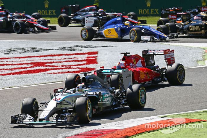 Lewis Hamilton, Mercedes AMG F1 W06 lidera al comienzo de la carrera