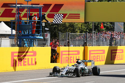 Победитель гонки - Льюис Хэмилтон, Mercedes AMG F1 W06 пересекает финишную черту в конце гонки