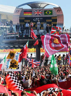 El podio: Sebastian Vettel, Ferrari, segundo; Lewis Hamilton, de Mercedes AMG F1, ganador de la carr