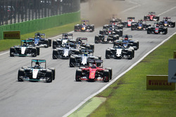 Lewis Hamilton, Mercedes AMG F1 W06 en Sebastian Vettel, Ferrari SF15-T bij de stat