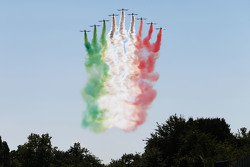 Des avions survolent la piste