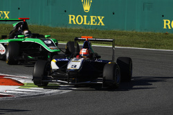 Mitch Gilbert, Carlin leads Sandy Stuvik, Status Grand Prix