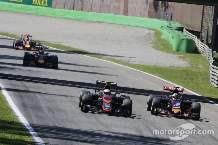 Jenson Button, McLaren MP4-30 y Carlos Sainz Jr., Scuderia Toro Rosso STR10 batalla por la posisción