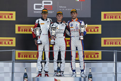 Carrera 2 Podio: segundo lugar Esteban Ocon y ganador Marvin Kirchhofer, ART Grand Prix y el tercer