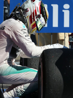 1. Lewis Hamilton, Mercedes AMG F1, feiert im Parc Fermé