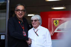 Sergio Marchionne, presidente de Ferrari y CEO de Fiat Automóviles Chrysler con Bernie Ecclestone