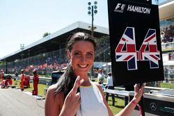Chicas en la parrilla paraLewis Hamilton, Mercedes AMG F1