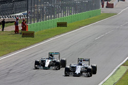 Valtteri Bottas, Williams FW37 y Nico Rosberg, de Mercedes AMG batalla F1 W06 para la posición