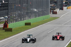 Нико Росберг, Mercedes AMG F1 W06 и Кими Райкконен, Ferrari SF15-T